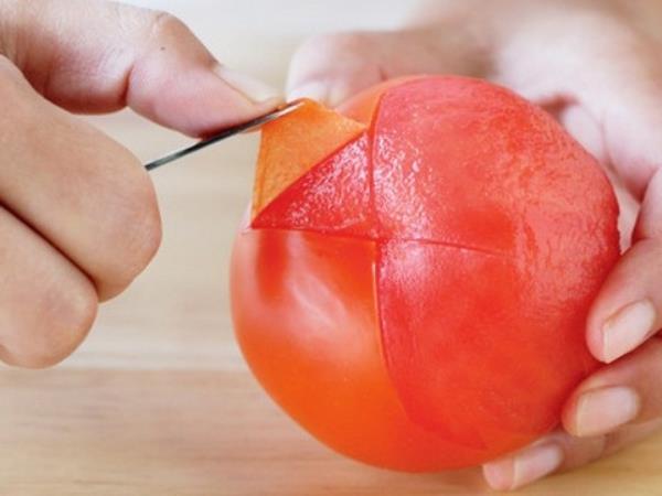 Konec kuhinjske muke: 3 triki, s katerimi olupite paradižnik hitreje, kot si mislite